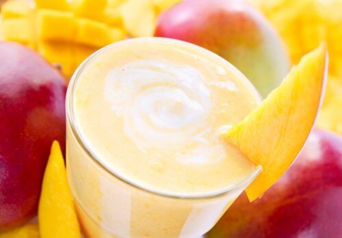Herkullinen smoothie mangosta ja kookoksesta vie kielen mennessään ja on kaiken lisäksi täynnä ravintoaineita ja vitamiineja