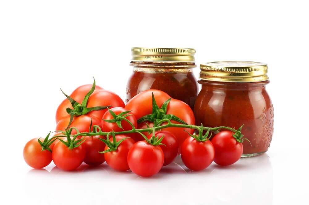 Tomaatin säilöntä lasipurkkiin kannattaa.