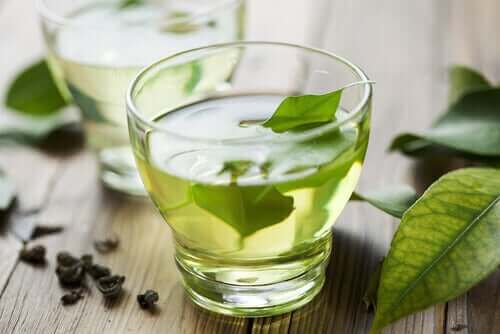 Luonnollista helpotusta ruoansulatukseen vihreästä teestä.