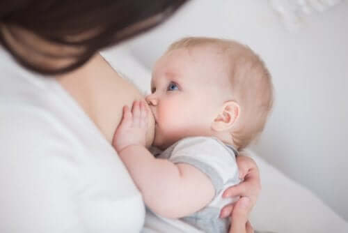 Vauvan imetys on luonnollinen ja fysiologinen prosessi, eikä äidin tulisi tuntea oloaan epämiellyttäväksi imettäessään vauvaa julkisella paikalla