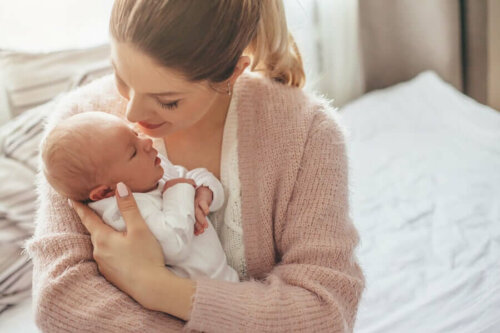 Kesä synnytyksen jälkeen on loistavaa aikaa sekä äidille että koko perheelle nauttia täysin rinnoin uuden tulokkaan saapumisesta kotiin