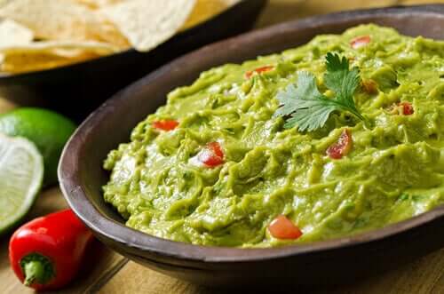 Herkullinen ja täysin vegaaninen guacamole kruunaa vegaanitacot hetkessä