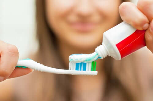 Tärkein toimenpide riittävän suuhygienian ja oikomishoidon yhdistämiseksi on ehdottomasti itse hampaiden harjaus