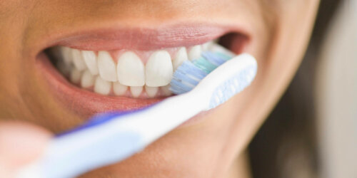Plakki voidaan poistaa asianmukaisella tavalla harjaamalla hampaita ja käyttämällä hammaslankaa päivittäin