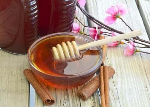 Kokeile hunajahoitoa, jossa on kanelia.