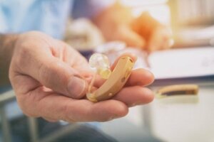Kuulon heikentyminen: oireet ja hoito