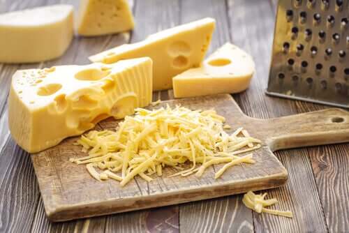 Kovien juustojen tapauksessa suosituksena olisi käyttää kaksoiskahvalla varustettua terävää veistä ja juusto tulisi leikata huoneenlämpöisenä