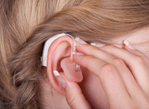 Sensorineuraalisen kuulon heikentymistä voidaan hoitaa sekä implantoitavilla että ei-implantoitavilla proteeseilla