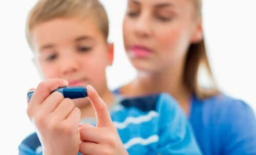 Yksi yleisimmistä syistä lasten nefroottiseen oireyhtymään on lapsuuden diabetes, joka voi vaurioittaa munuaisia ​​vaikuttamalla munuaisten hiussuonikeräsiin ja estäen niiden asianmukaista toimintaa