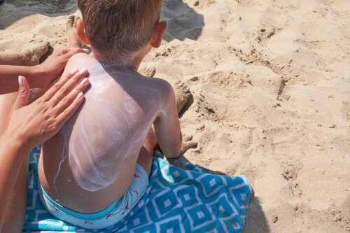 Vaikka hyvin pienten vauvojen iho on erityisen herkkä, myös vanhempien lasten iho vaatii tarkkaa huoltoa, ja erityisesti auringossa