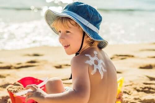 Miksi lasten ihosta huolehtiminen on kesällä tärkeää?