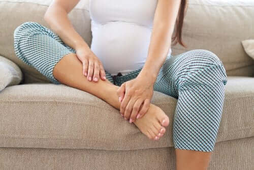 Jalkojen hierominen raskauden aikana voi vähentää niiden epämukavuutta