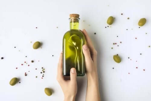 Oliiviöljy auttaa vahvistamaan kynsiä