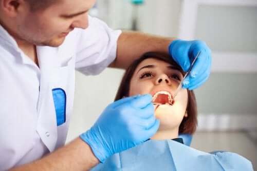 Juurihoito tehdään hammaslääkärin vastaanotolla.