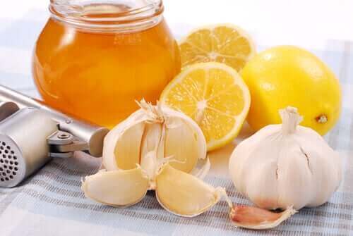 Sitruunalla, valkosipulilla ja hunajalla selätät flunssan.