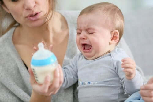 Vauvan itku voi olla merkki suolistotulehduksen aiheuttamasta vatsakivusta