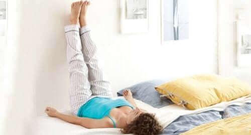 Turvonneiden nilkkojen helpottamiseksi voit nostaa jalat ylös.