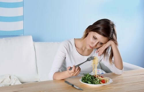 Piilevä masennus voi oireilla ruokahalun muutoksena