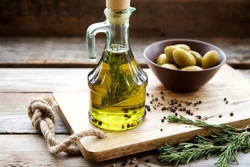 Oliiviöljy sisältää runsaasti tyydyttymättömiä rasvahappoja, E-vitamiinia ja muita luonnollisia antioksidantteja