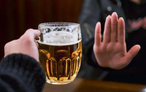 Psoriasiksen oireiden hallitsemiseksi kannattaa alkoholi jättää juomatta.