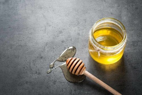 Sitruuna on lähes välttämätön lisä hunajalle, koska se omaa erinomaisen antibakteerisen vaikutuksen