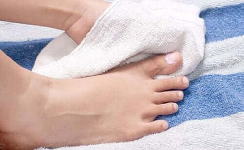 Sisäänkasvaneen kynnen ehkäisy: kuivaa jalat hyvin.