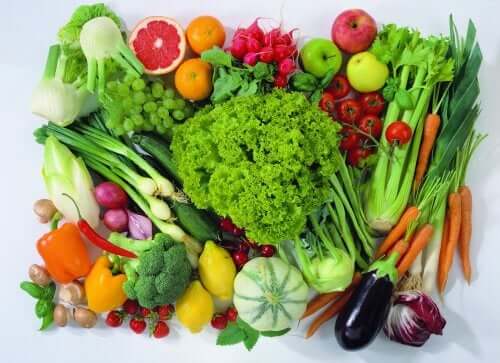Monissa ketogeenisissä dieeteissä vihannesten ja hedelmien kulutus lasketaan minimiin, jolloin elimistö ei välttämättä saa kaikkia tarpeellisia vitamiineja ja mineraaleja