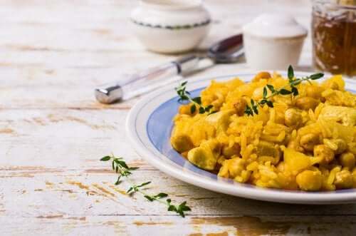 Kasvipohjaisten ja maidottomien ainesosiensa ansiosta kikhernecurry basmati-riisillä sopii loistavasti myös vegaaneille ja kasvissyöjille