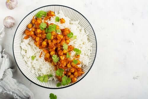 Näin valmistat kikhernecurrya basmati-riisillä