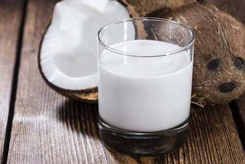 Maidoton ja munaton kookosjäätelö sopii ainesosiensa ansiosta myös vegaaneille ja maitoallergikoille