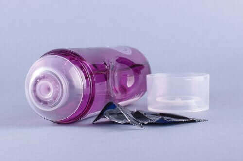 Liukuvoiteen käyttö voi tehdä yhdynnästä miellyttävämpää naisten kondomin kanssa