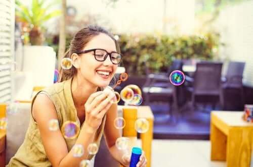 Saippuakuplien puhaltelu on hyvä mindfulness-harjoitus ahdistukseen
