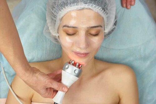 Ennen hoidon aloittamista on tärkeää, että iho on puhdistettu kunnolla, sillä rasva ja meikki voivat häiritä radiofrekvenssin luomaa energiaa