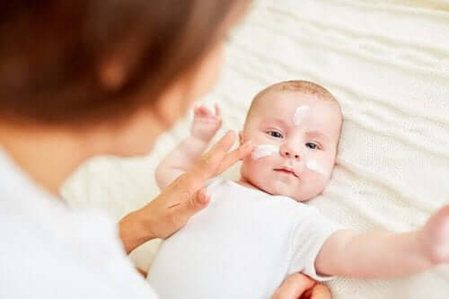 Vauvan atooppisen ihotulehduksen perushoito rasvalla.