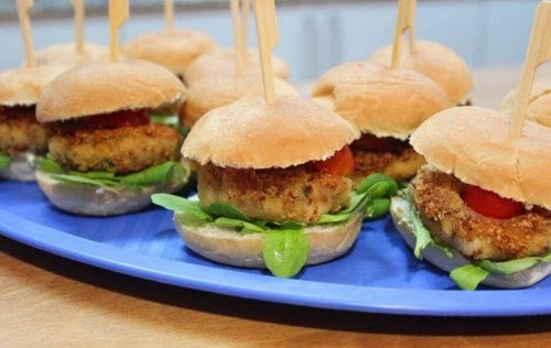 Vegaaniset burgerpihvit voi syödä hampurilaissämpylän välissä tai sellaisenaan