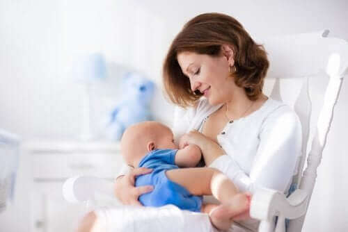 Oikea syöttämisasento auttaa ehkäisemään ilman kertymistä vauvan mahaan