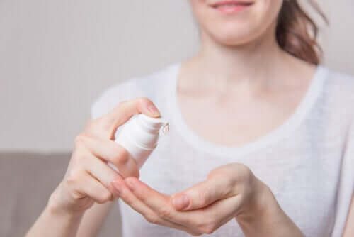 Kotona valmistetun desinfioivan geelin haittapuolena on se, että mikäli siihen ei onnistuta saamaan juuri oikeaa pitoisuutta, geeli voi osoittautua tehottomaksi tai aiheuttaa iholla ei-toivotun reaktion