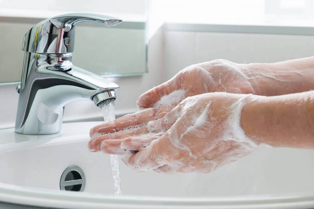 Pese kädet erityisen hyvin koronavirustartunnan välttämiseksi.
