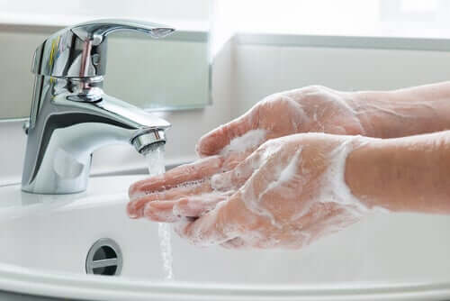 Pese kädet huolellisesti COVID-19 -virustartunnan torjumiseksi.
