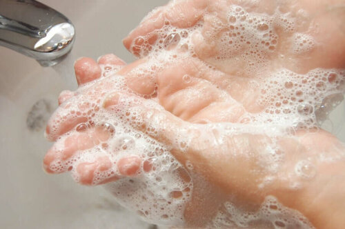 Paras tapa ehkäistä koronatartunnan leviämistä ja vähentää tartunnan riskiä, on pestä kädet huolellisesti saippualla ja vedellä