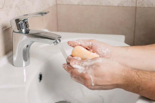 Käsien huolellinen pesu saippualla ja vedellä on riittävän suojaetäisyyden lisäksi tehokkain tapa välttää koronaviruksen leviämistä