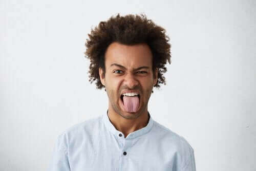 Mitä ovat mustat läiskät kielessä?