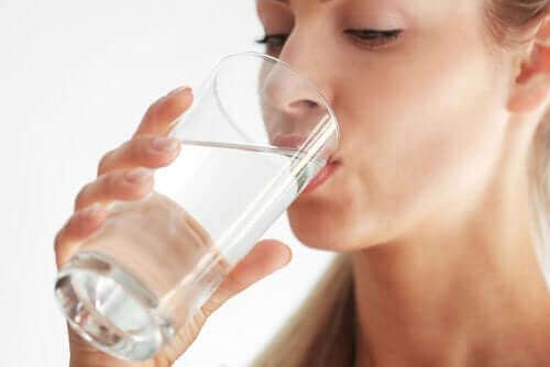 Veden juominen on tärkeää ihon terveydelle