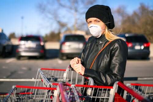 Hygieniatoimenpiteillä voidaan ehkäistä koronavirustartunta ostoksilla käydessä.