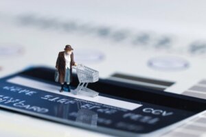 Kuinka ehkäistä koronavirustartunta ostoksilla käydessä