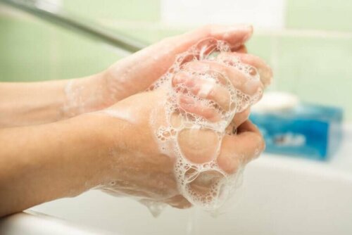 Saippua ja vesi ovat parhaat aineet käsidesin korvaamiseksi.