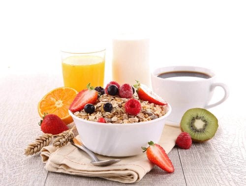 Terveellinen aamiainen sisältää tuoreita ja lisäaineettomia ruokia
