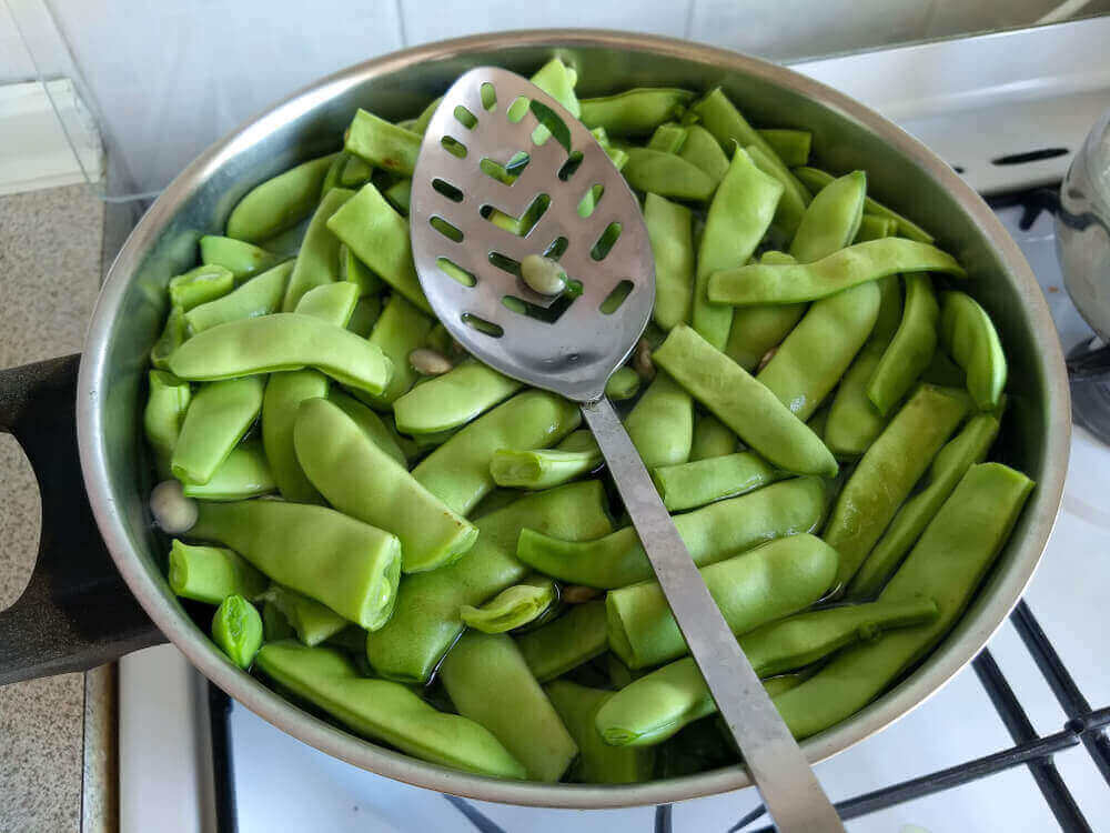 Herneiden keittäminen.