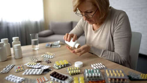 Nainen lajittelee lääkkeitä.