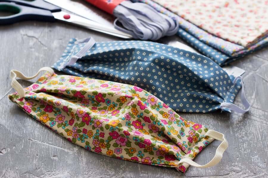 Kaunis kankainen kasvomaski.